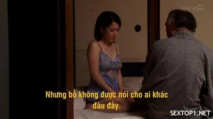 Người phụ nữ trẻ đẩy bbbb đẩy
