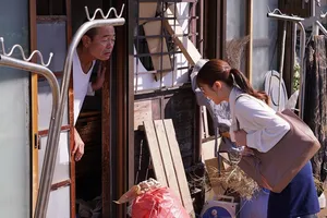 Anh có thể cho em kế rất nhiều tiền… miễn là em ngoan