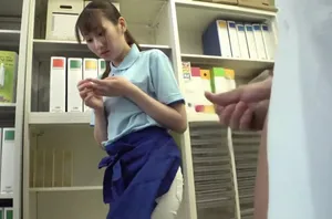 Mút lồn em nhân viên vệ sinh lần đầu đi làm