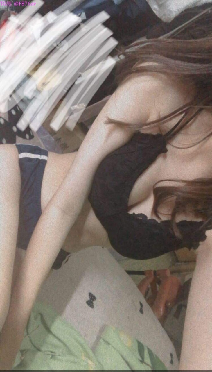 Quan hệ tình dục nồng nhiệt với giày cao gót lụa, quan hệ tình dục bằng miệng với tất lụa, cưỡi chủ động vào âm hộ không có lông, nhiều lần quan hệ tình dục trên giường sofa